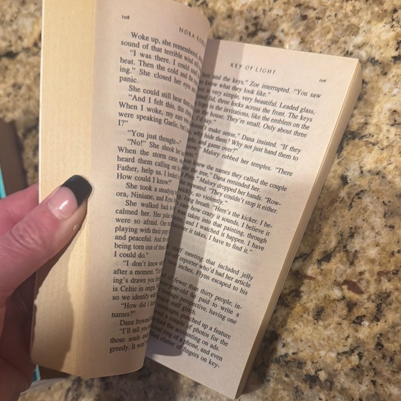 Nora Roberts "Key of Light" & "Key of Valor" Set - Blue and Purple Covers - Picture 4 of 5